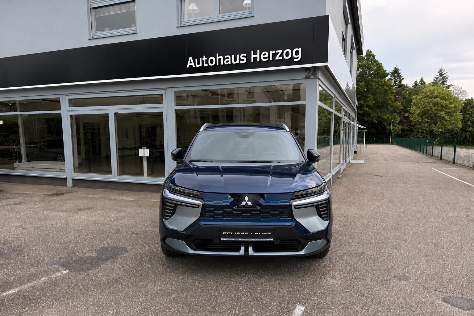 Mitsubishi Eclipse Cross Frontansicht - moderner SUV in Blau mit markanter Kühlergrill-Optik