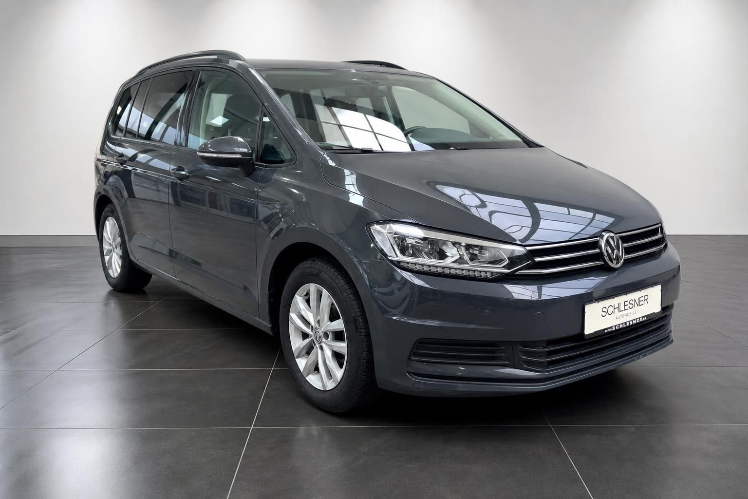 VW Touran grau Frontansicht mit LED-Scheinwerfern im Autohaus