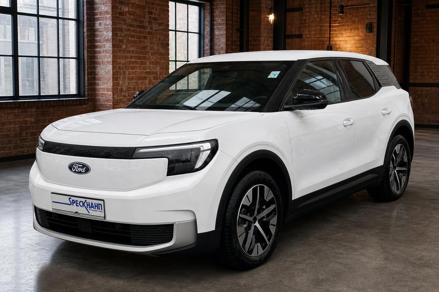 Ford Explorer weiß, Frontansicht schräg von vorne