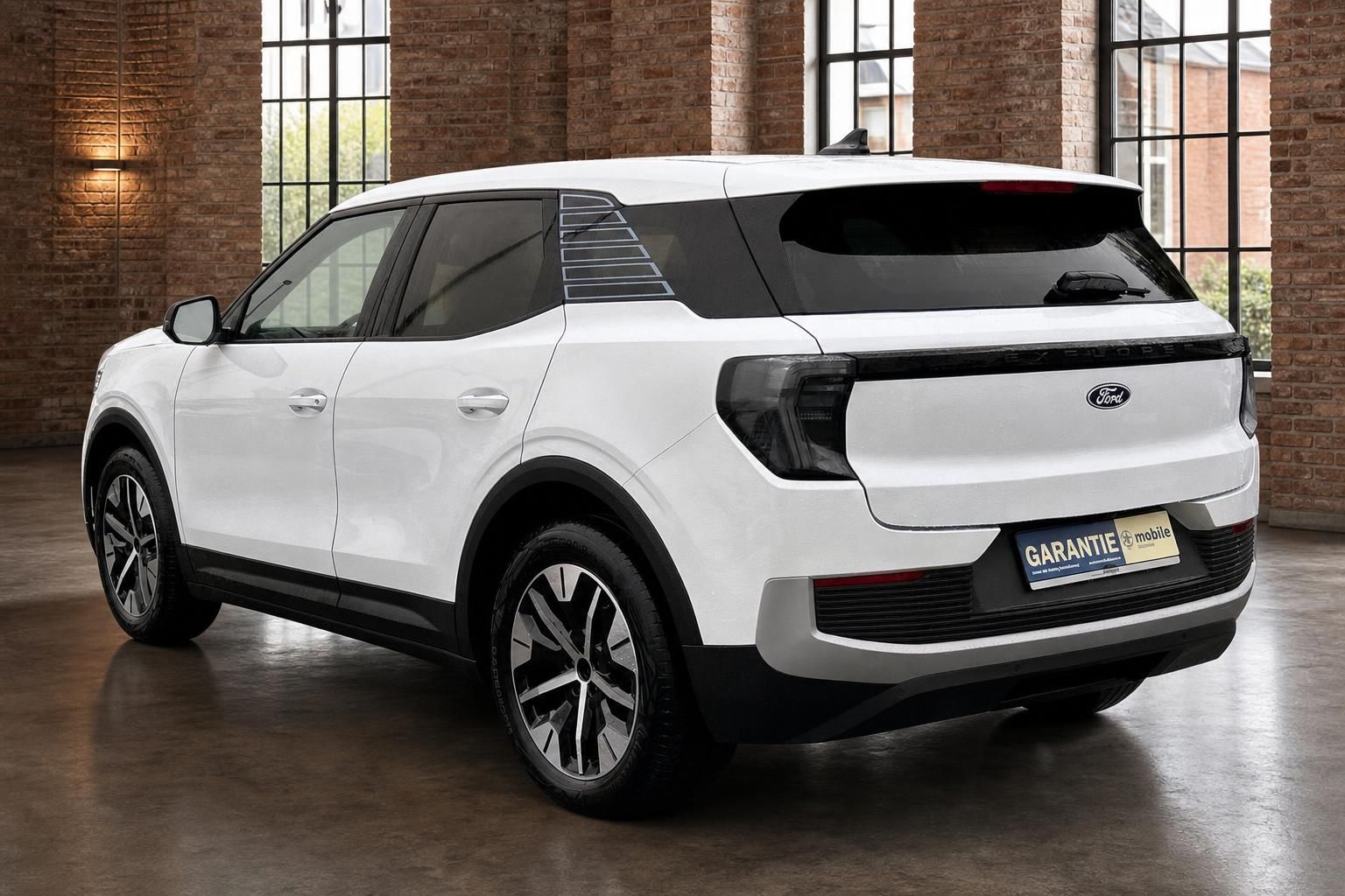 Ford Explorer weiß, Heck-Seitenansicht in Backsteinhalle