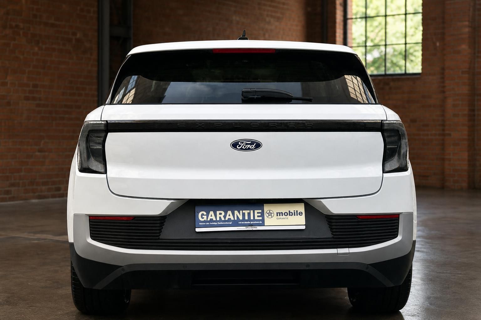 Ford Explorer weiß, Heckansicht frontal mit Ford Logo