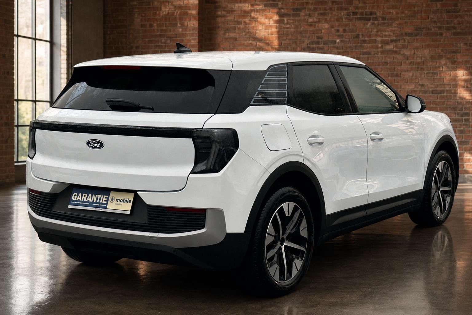 Ford Explorer weiß, Heckansicht seitlich in Loft-Ambiente