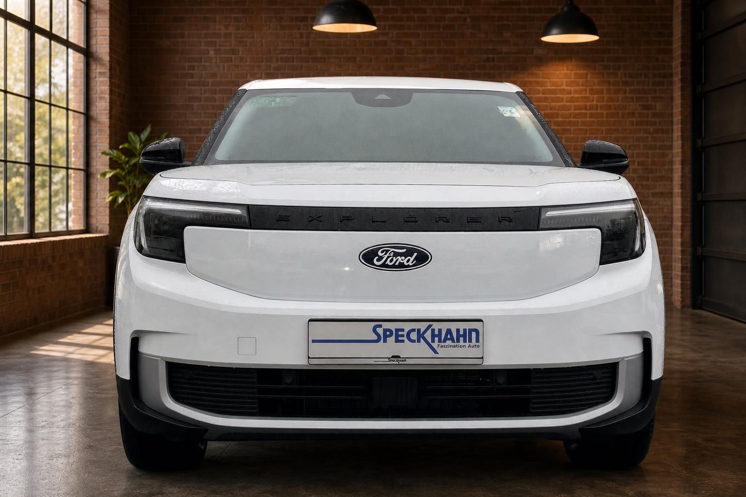 Ford Explorer weiß, Frontansicht mit Kühlergrill und Ford Logo