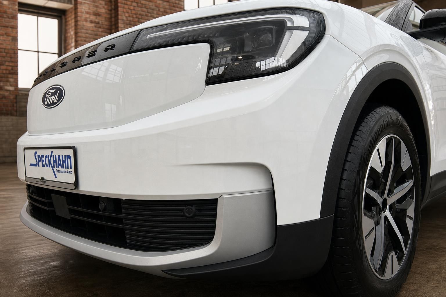 Ford Explorer weiß, Detailansicht Frontstoßstange und Scheinwerfer