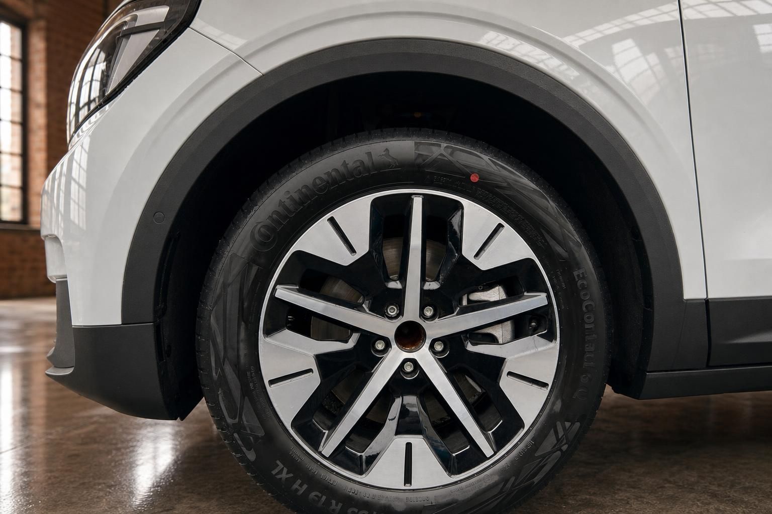 Ford Explorer weiß, Detailansicht Leichtmetallfelge und Reifen