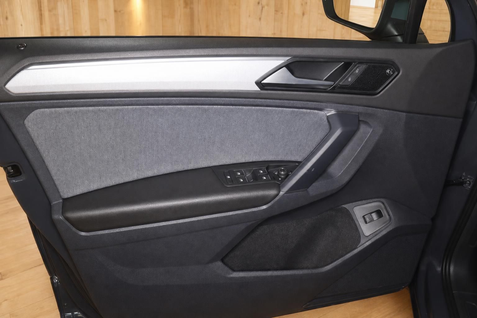 Tuerverkleidung mit Bedienelementen im SEAT Fahrzeuginnenraum