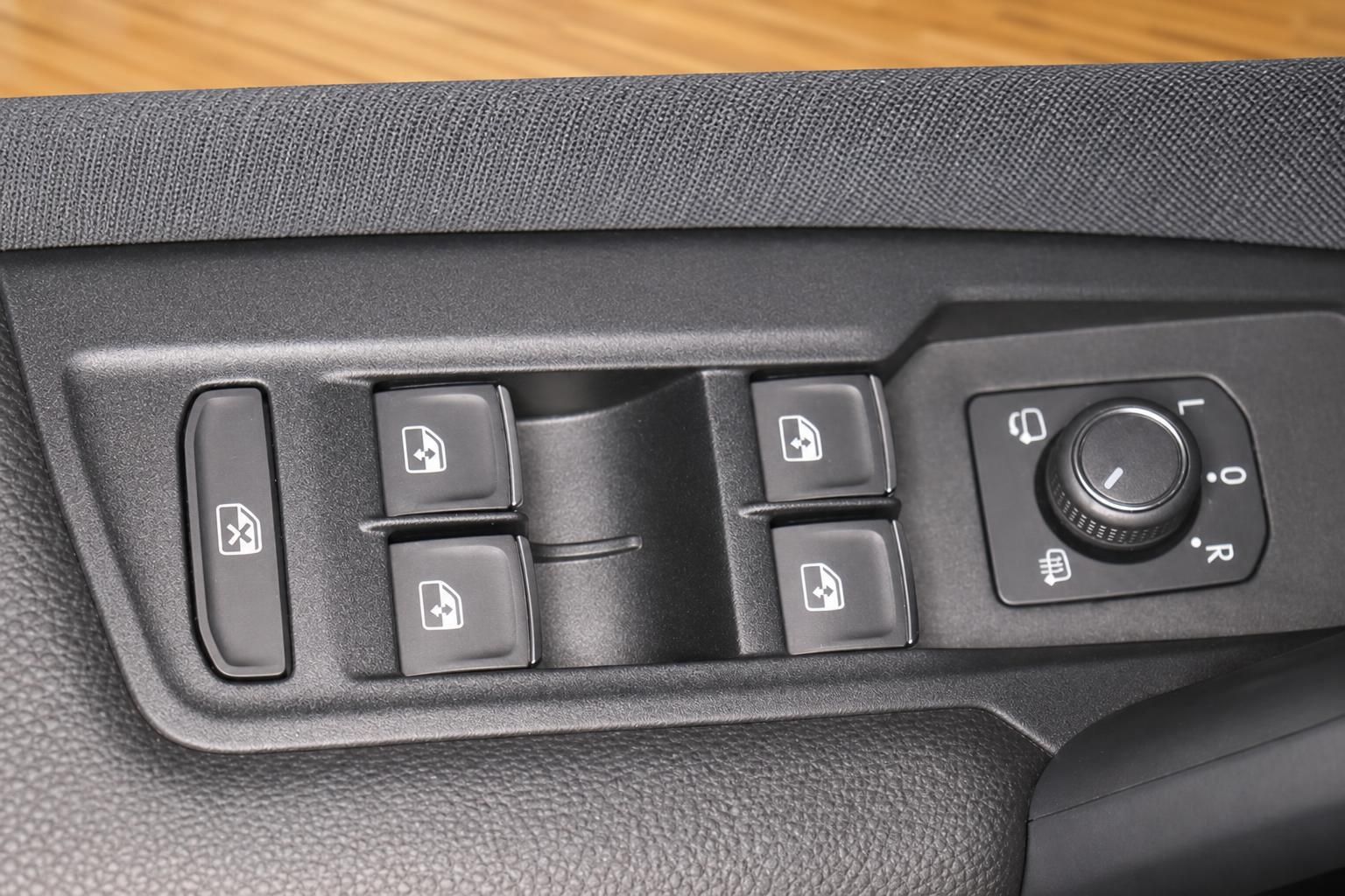 Fensterheber-Schalter und Bedienelemente in der Fahrertür des Fahrzeugs