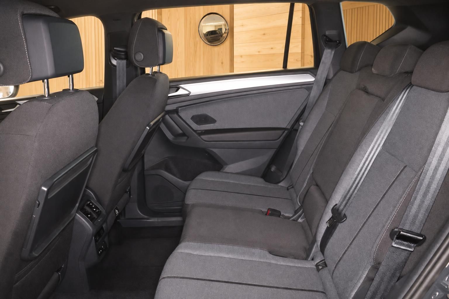 Blick auf die Rücksitze und Seitenverkleidung im Fahrzeuginterieur