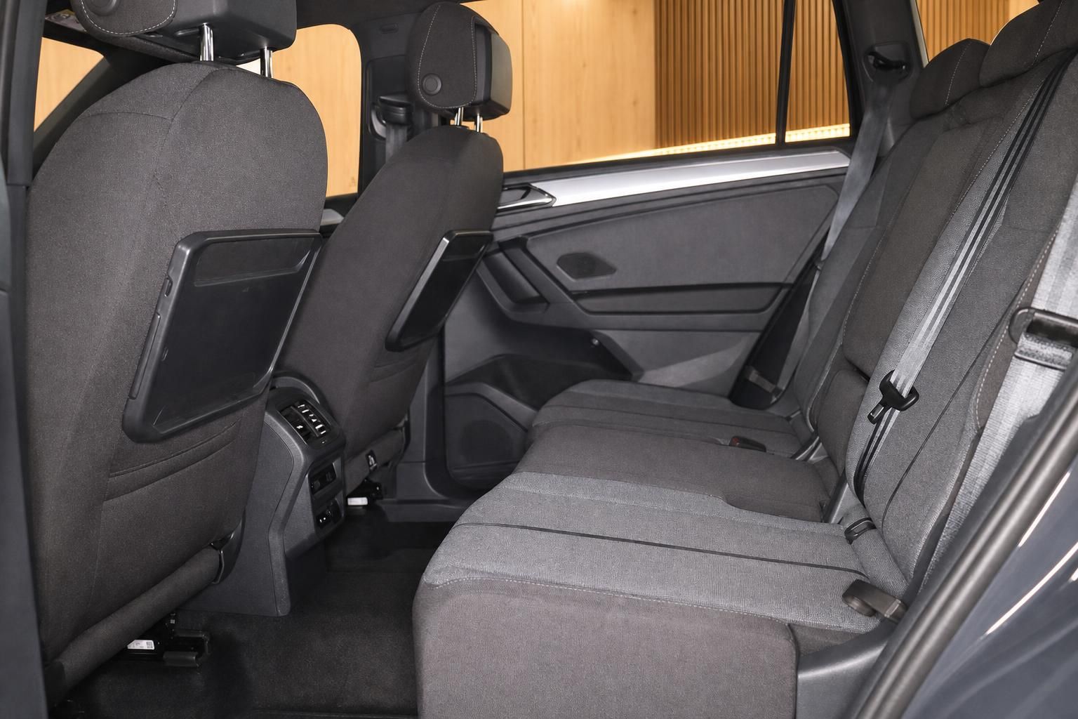 Geräumige Rückbank mit Sitzheizung und Türfächern im Fahrzeug