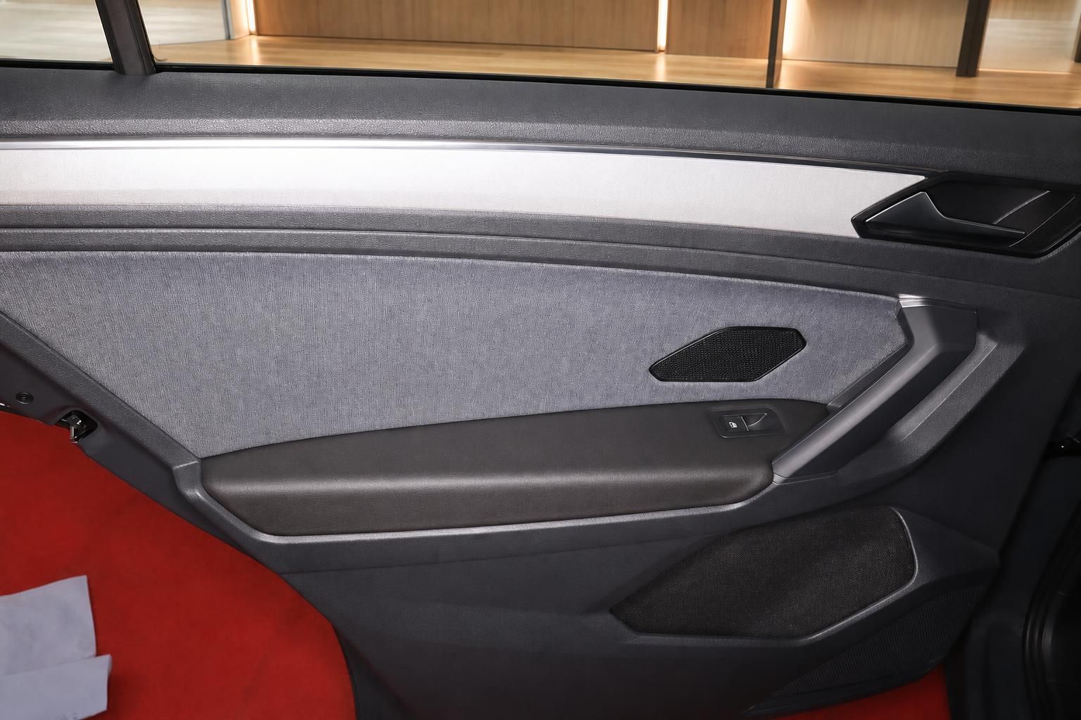 Detailansicht der hinteren Türverkleidung mit Lautsprecher im Auto
