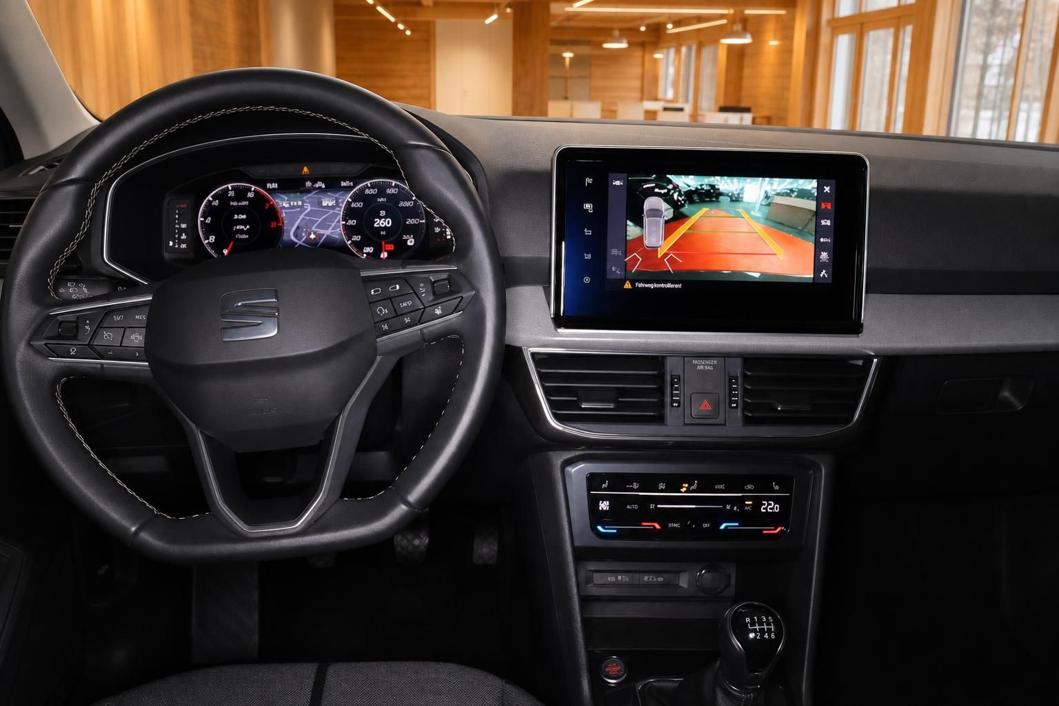 SEAT Cockpit mit Lenkrad und Rückfahrkamera-Display im Detail