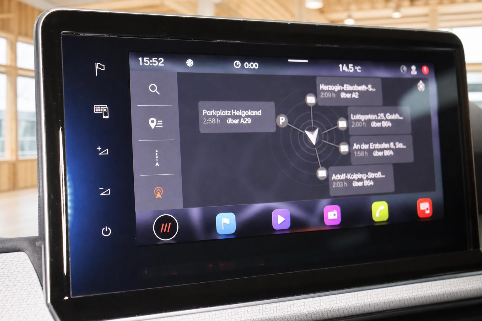 Infotainment-Touchscreen mit Navigation im SEAT Innenraum