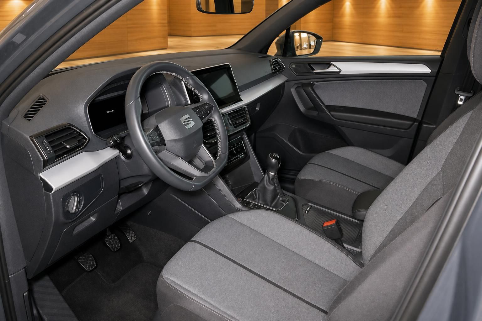 Cockpit und Innenraum eines SEAT mit Lederlenkrad und Schaltgetriebe