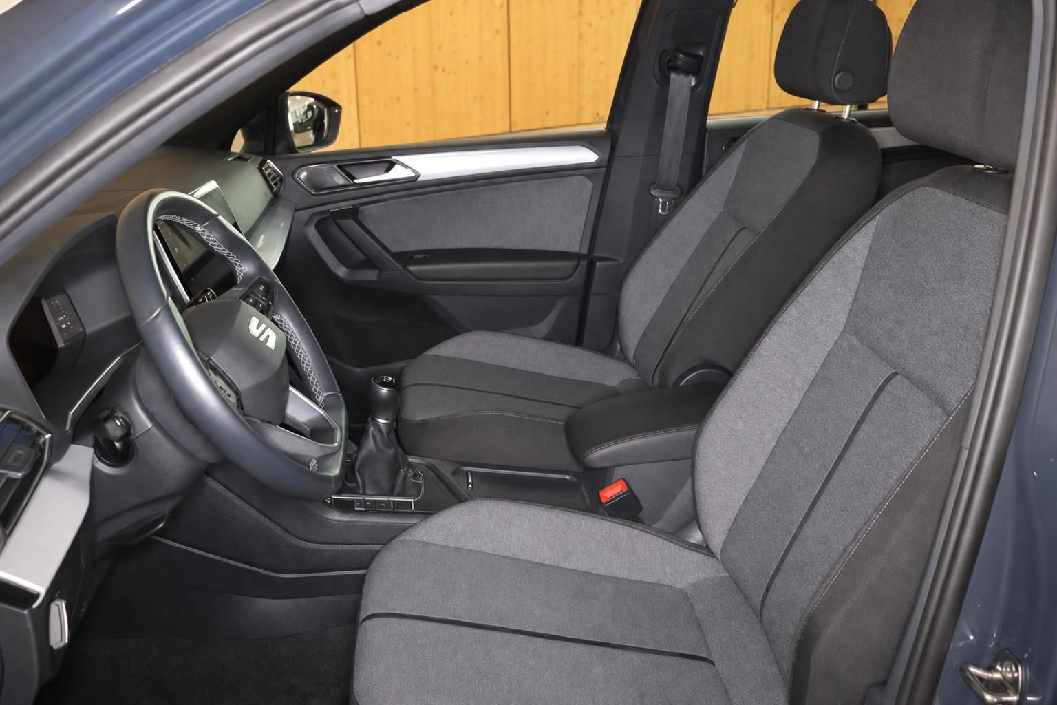 Vordersitze und Mittelkonsole im Innenraum eines SEAT Fahrzeugs