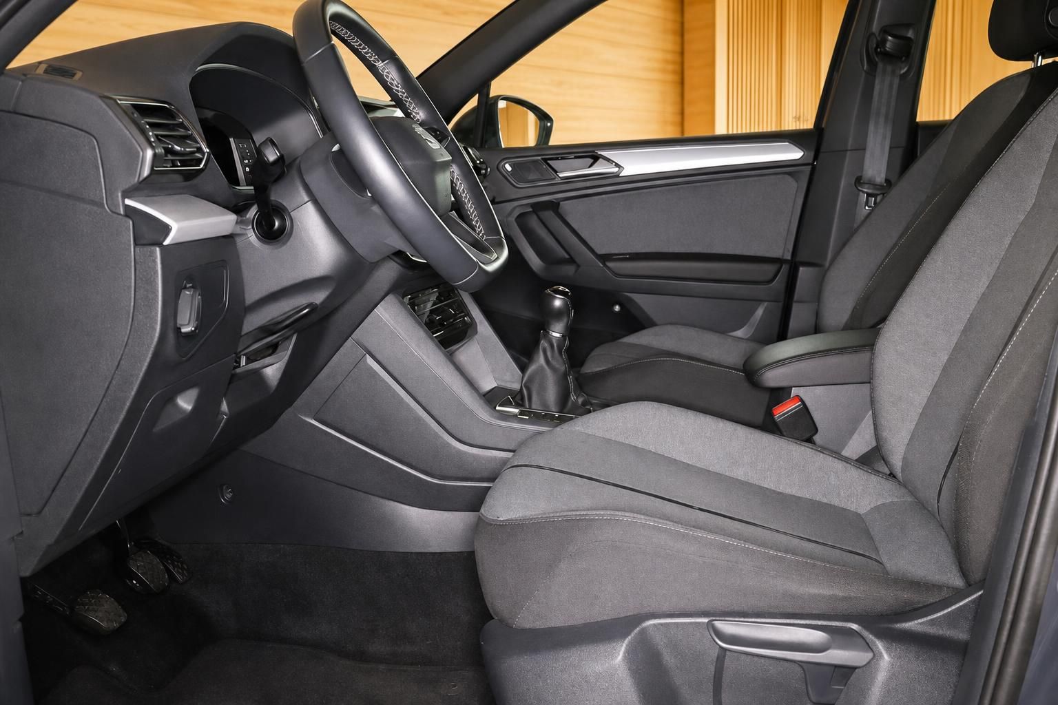 Fahrerseite mit Lenkrad und Schalthebel im SEAT Innenraum