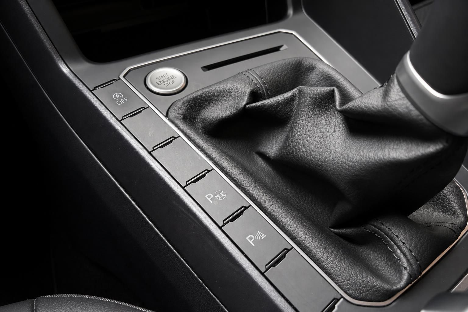 Schaltknauf und Bedienelemente der Mittelkonsole im VW