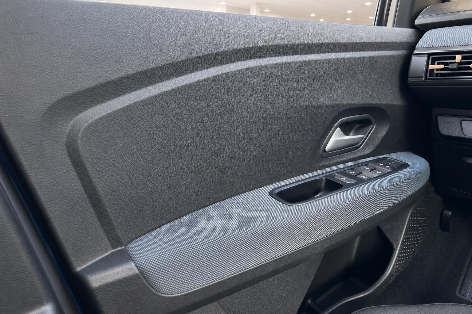 Innenraumdetail: Türverkleidung mit Fensterheber-Bedienelementen im Fahrzeug