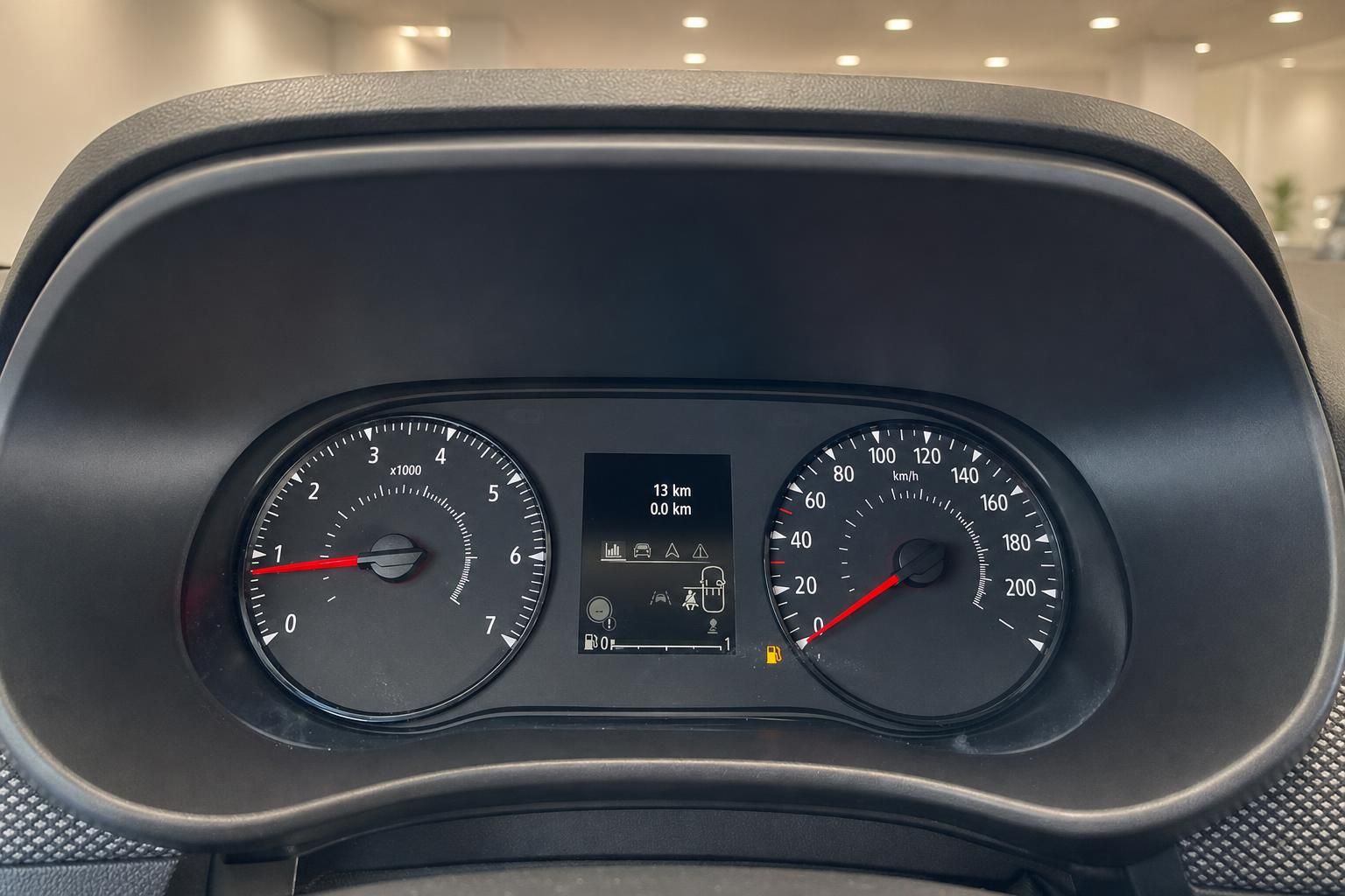 Dacia Tacho und Drehzahlmesser im Fahrzeug Cockpit Detailansicht