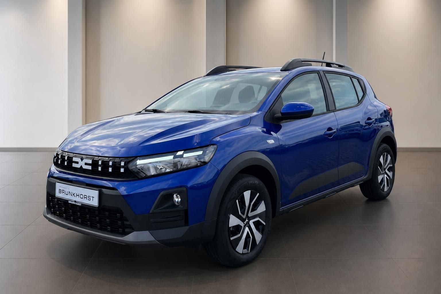 Dacia Sandero Stepway blau Seitenansicht schräg von vorne