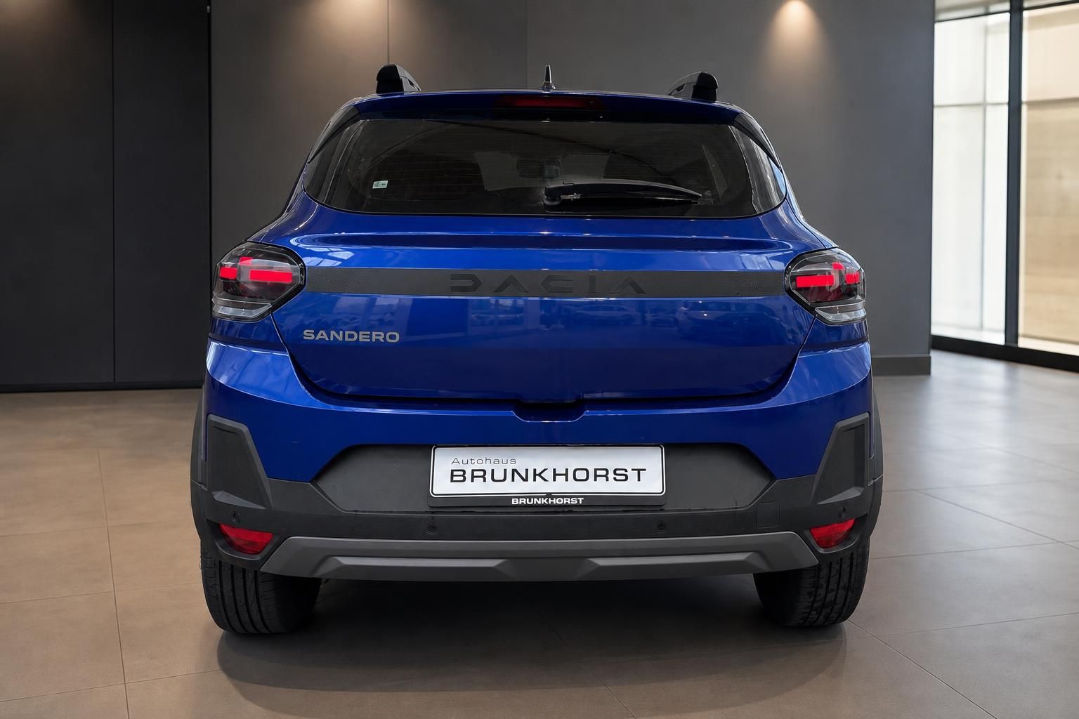 Dacia Sandero blau Heckansicht mit LED-Rückleuchten im Autohaus