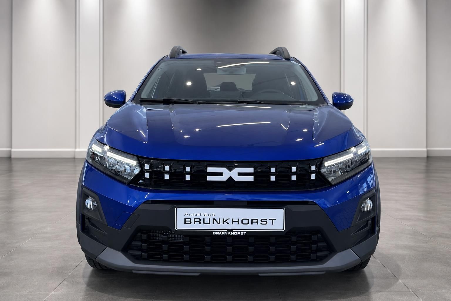Dacia Sandero blau Frontansicht mit markantem Kühlergrill
