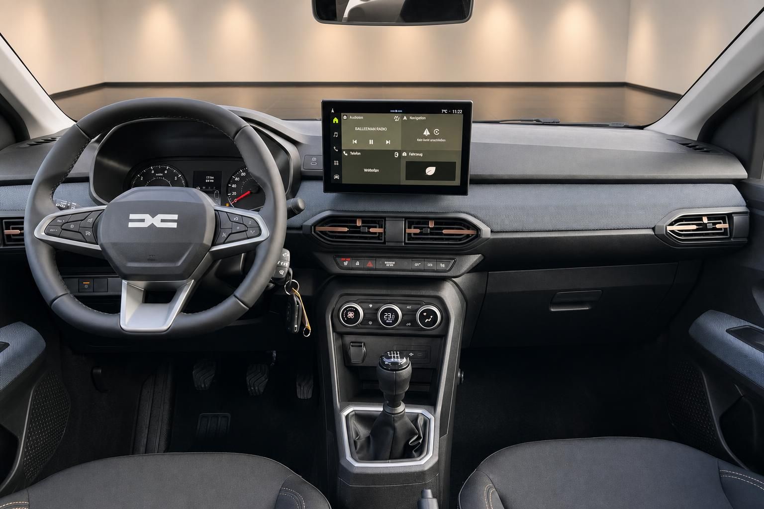 Dacia Cockpit mit Lenkrad, Touchscreen und Schaltung im Innenraum