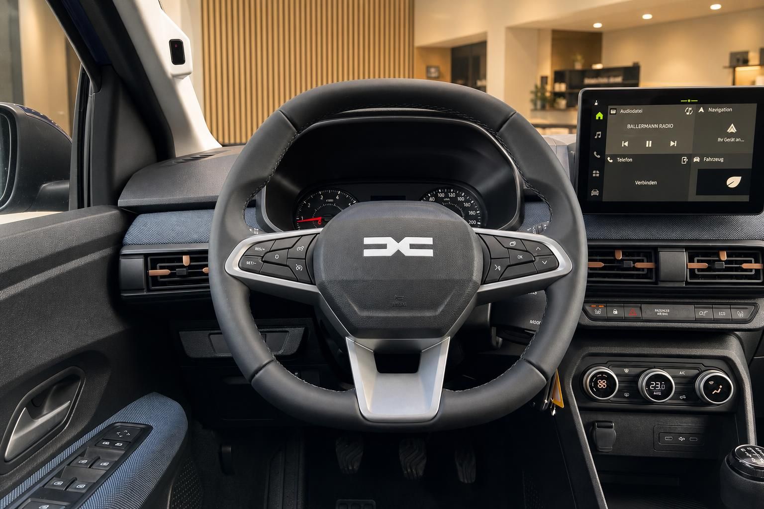 Dacia Lenkrad und Cockpit mit Multifunktionsdisplay im Detail