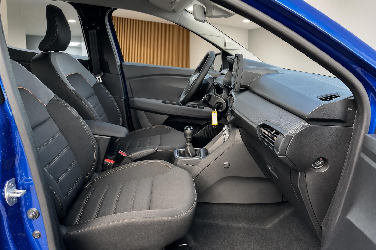 Dacia Sandero Innenraum Vordersitze und Mittelkonsole Detailansicht