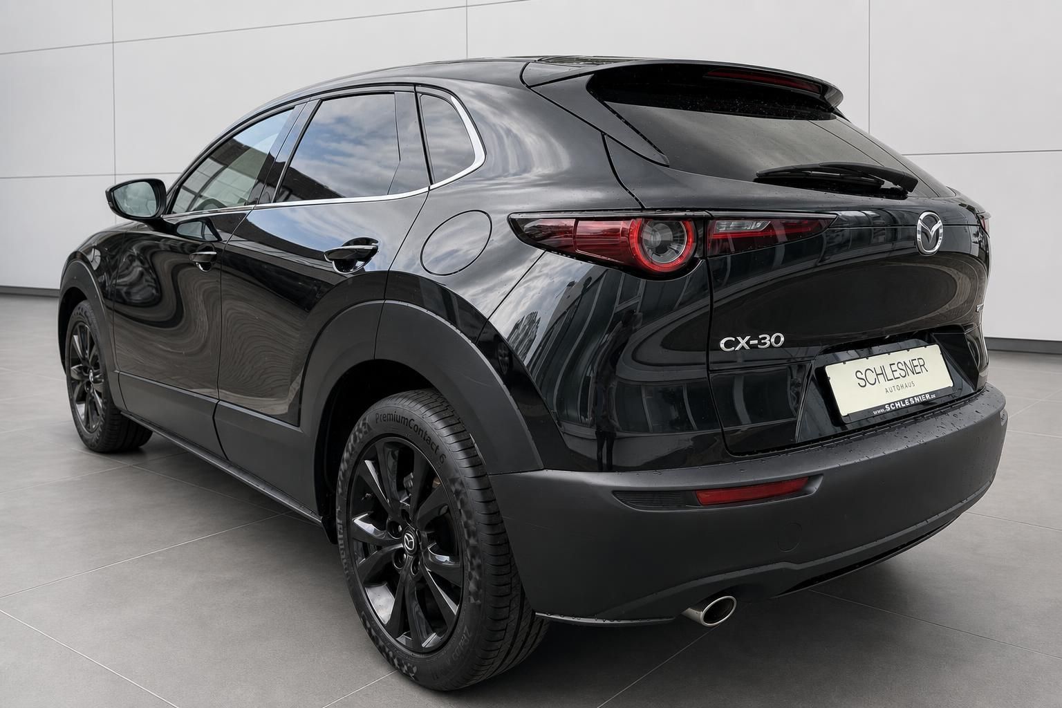 Mazda CX-30 schwarz, Heckansicht mit Modellschriftzug