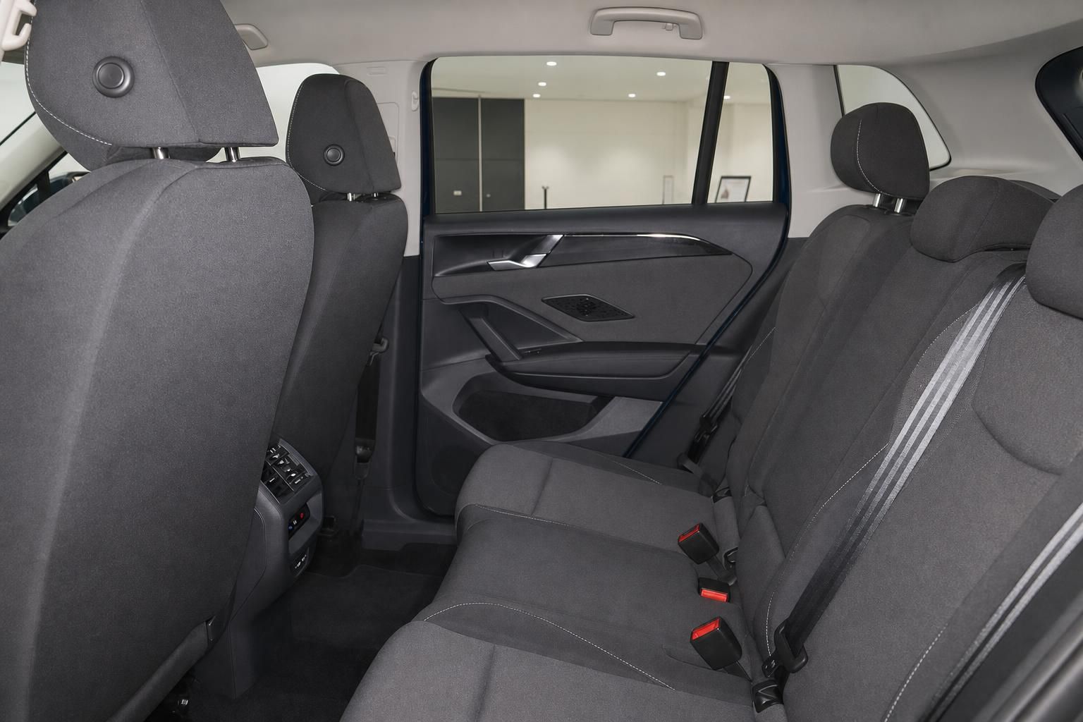 Rücksitzbank und Türverkleidung im VW Interieur mit Stoffsitzen