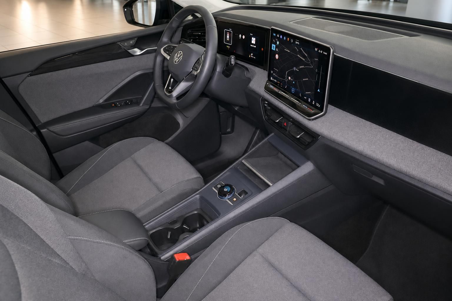 Cockpit mit Lenkrad, Touchscreen und Mittelkonsole im VW Innenraum