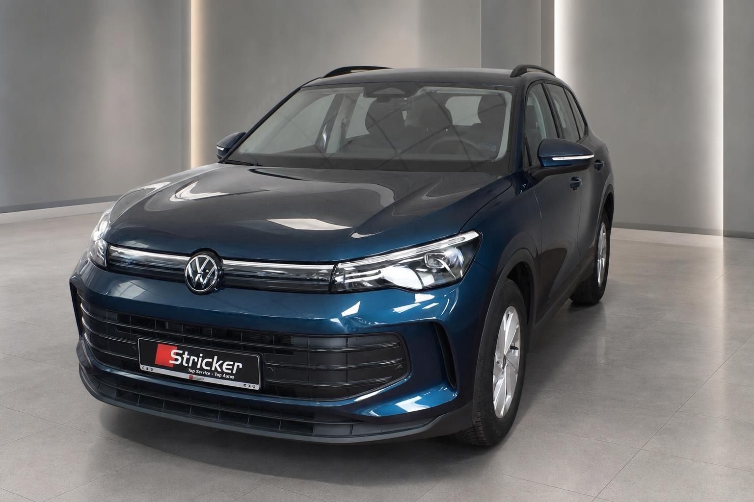 VW Tiguan blau metallic Frontansicht im Autohaus Showroom