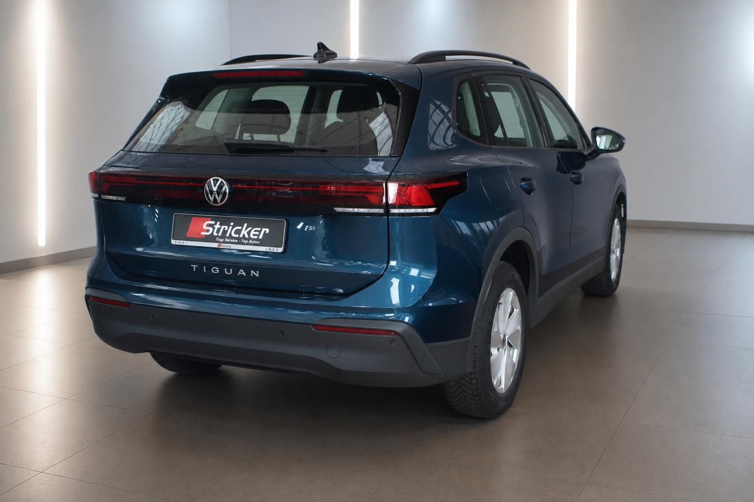 VW Tiguan blau metallic Heckansicht im Autohaus Showroom