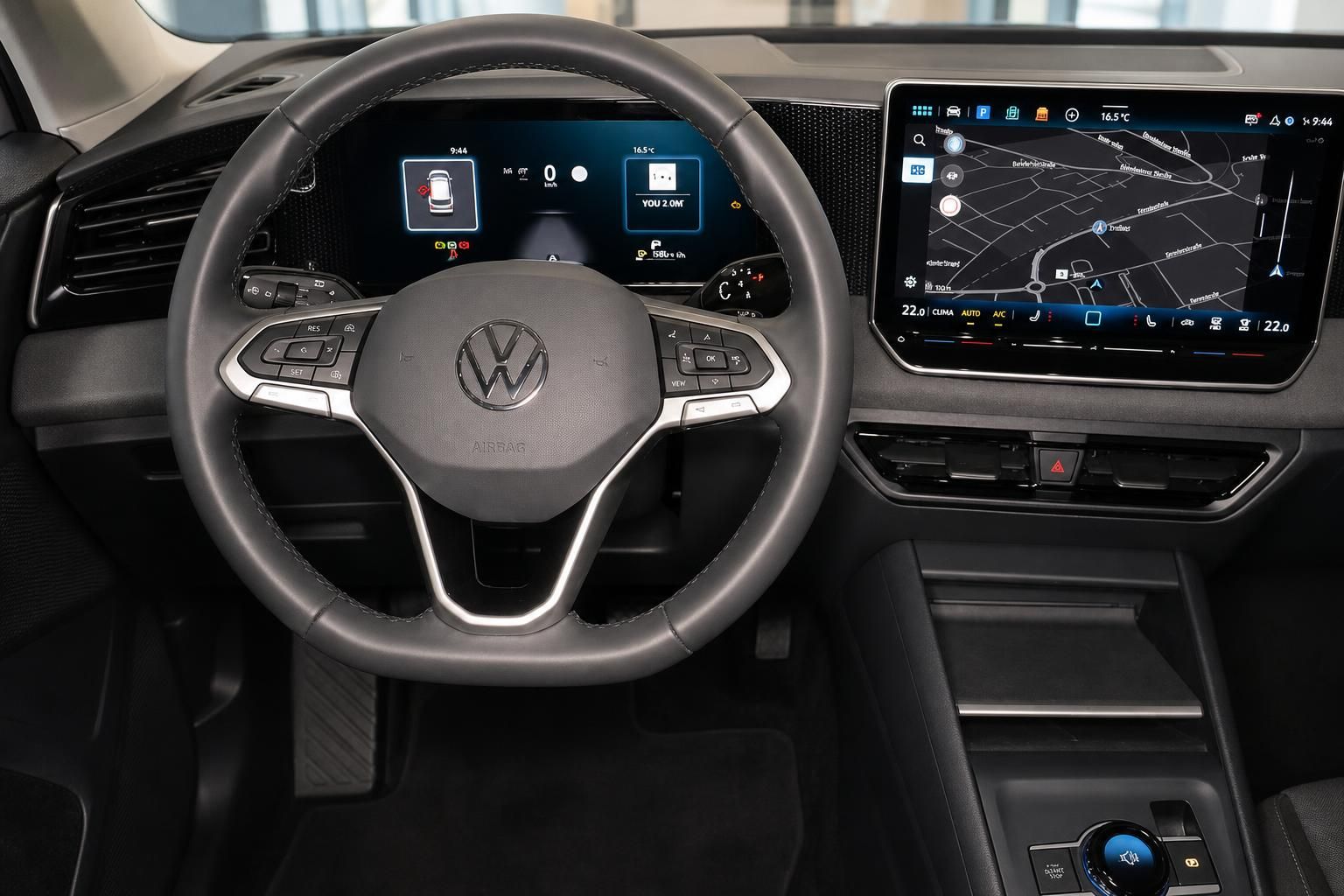 VW Innenraum Cockpit mit Lenkrad und Navigationsdisplay