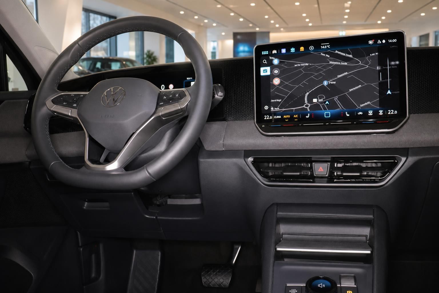 VW Fahrerbereich mit Lenkrad und großem Touchscreen Navigation