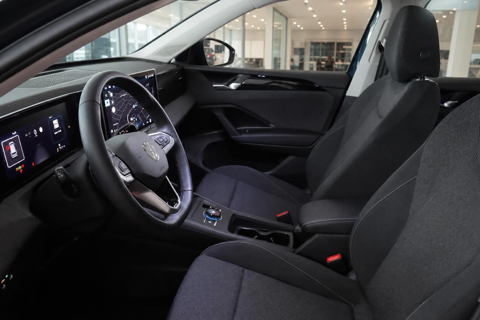 VW Cockpit mit Lenkrad, Navigationsdisplay und Vordersitzen