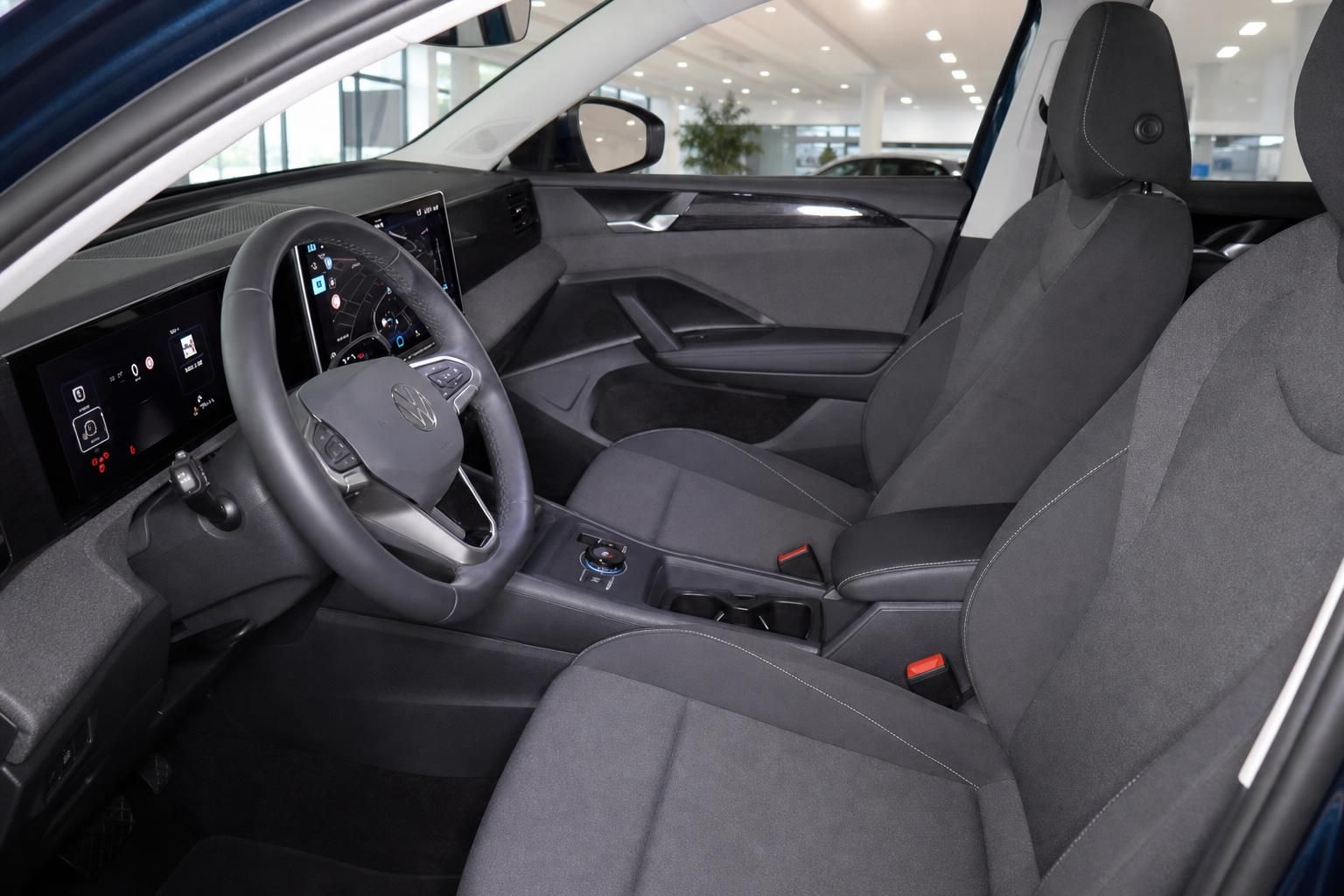 VW Innenraum Cockpit mit digitalem Display und Ledersitzen