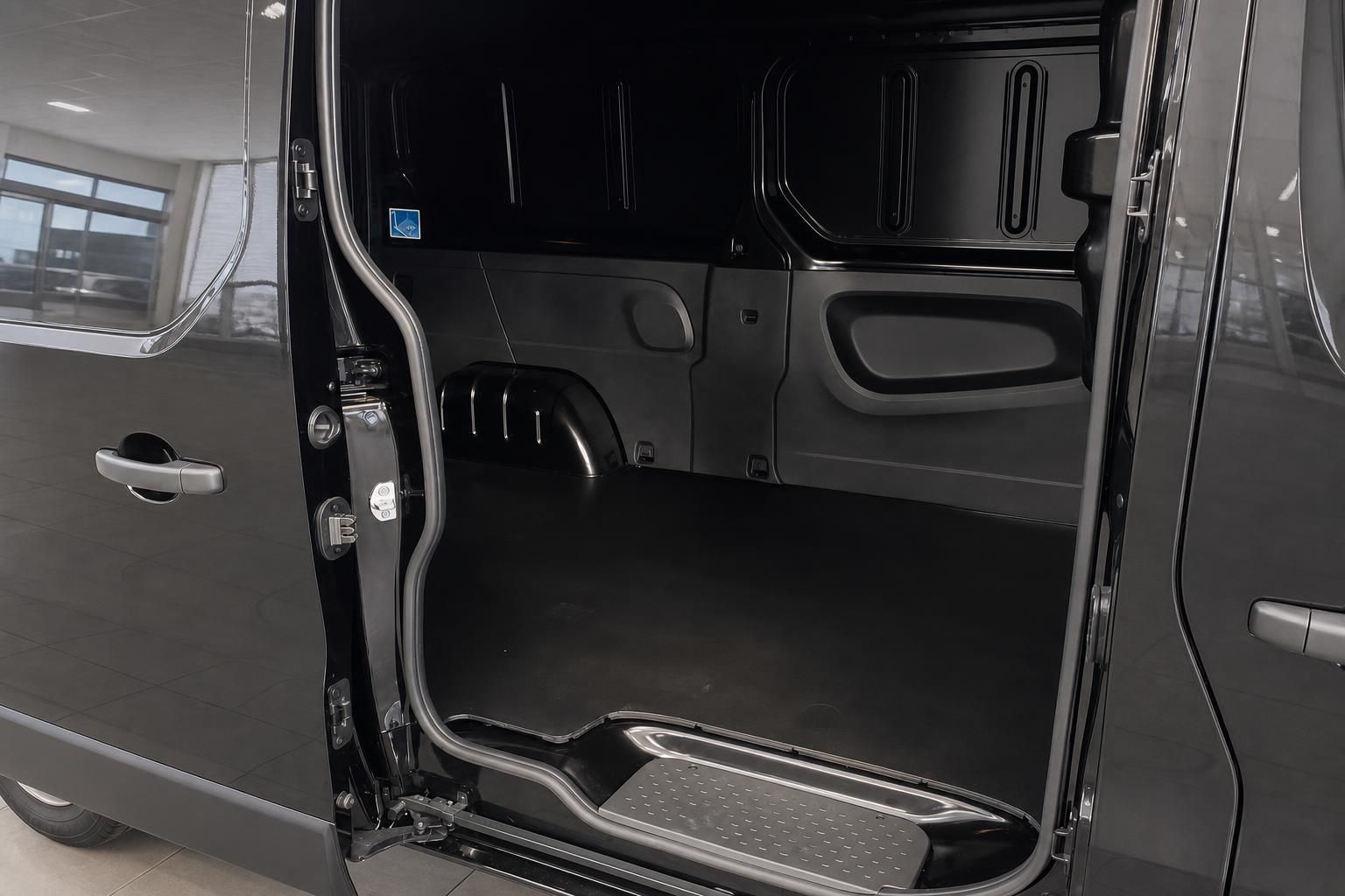 Renault Trafic geöffnete Schiebetür mit Blick in den leeren schwarzen Laderaum