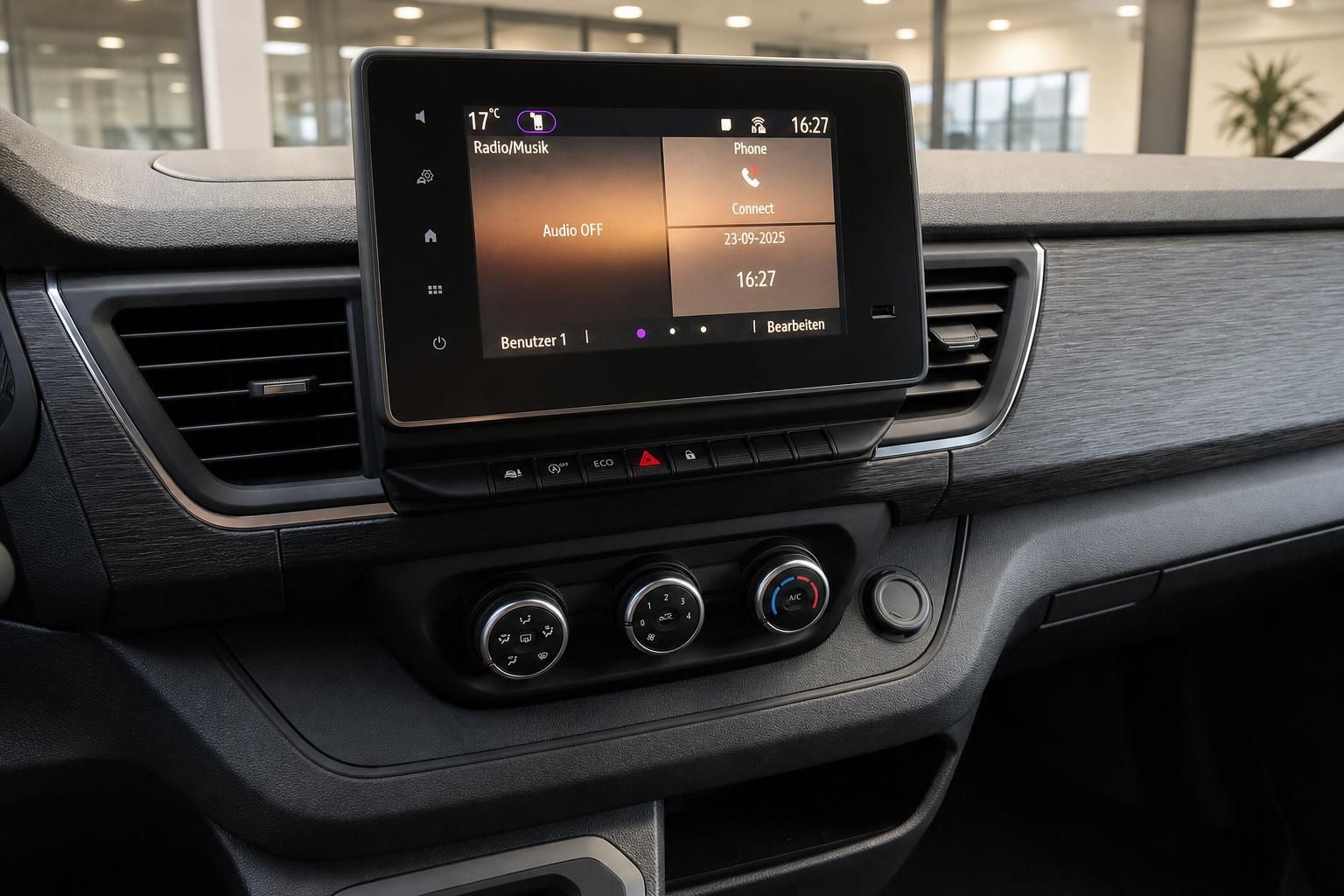 Fahrzeug Infotainment-System mit Touchscreen, Radio und Klimabedienung im Innenraum