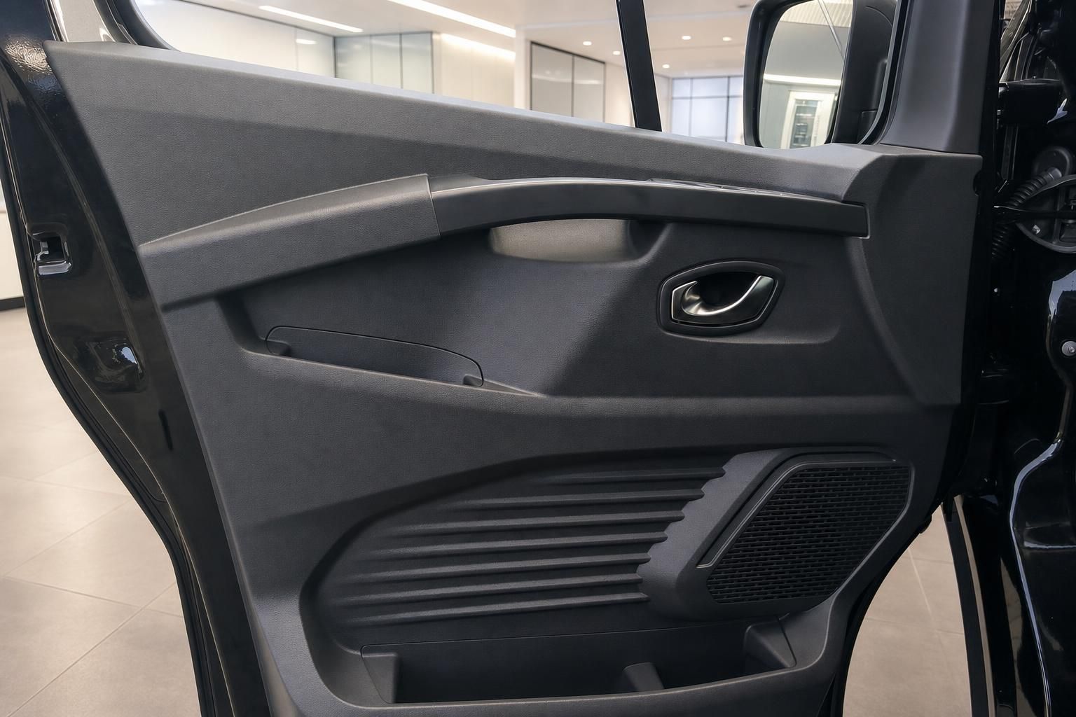 Renault Trafic Türverkleidung Fahrerseite schwarz mit Türgriff und Lautsprecher