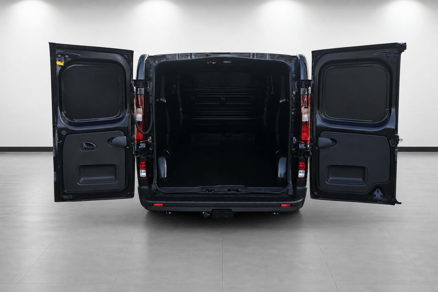 Transporter Laderaum von hinten mit geöffneten Hecktüren, schwarze Karosserie