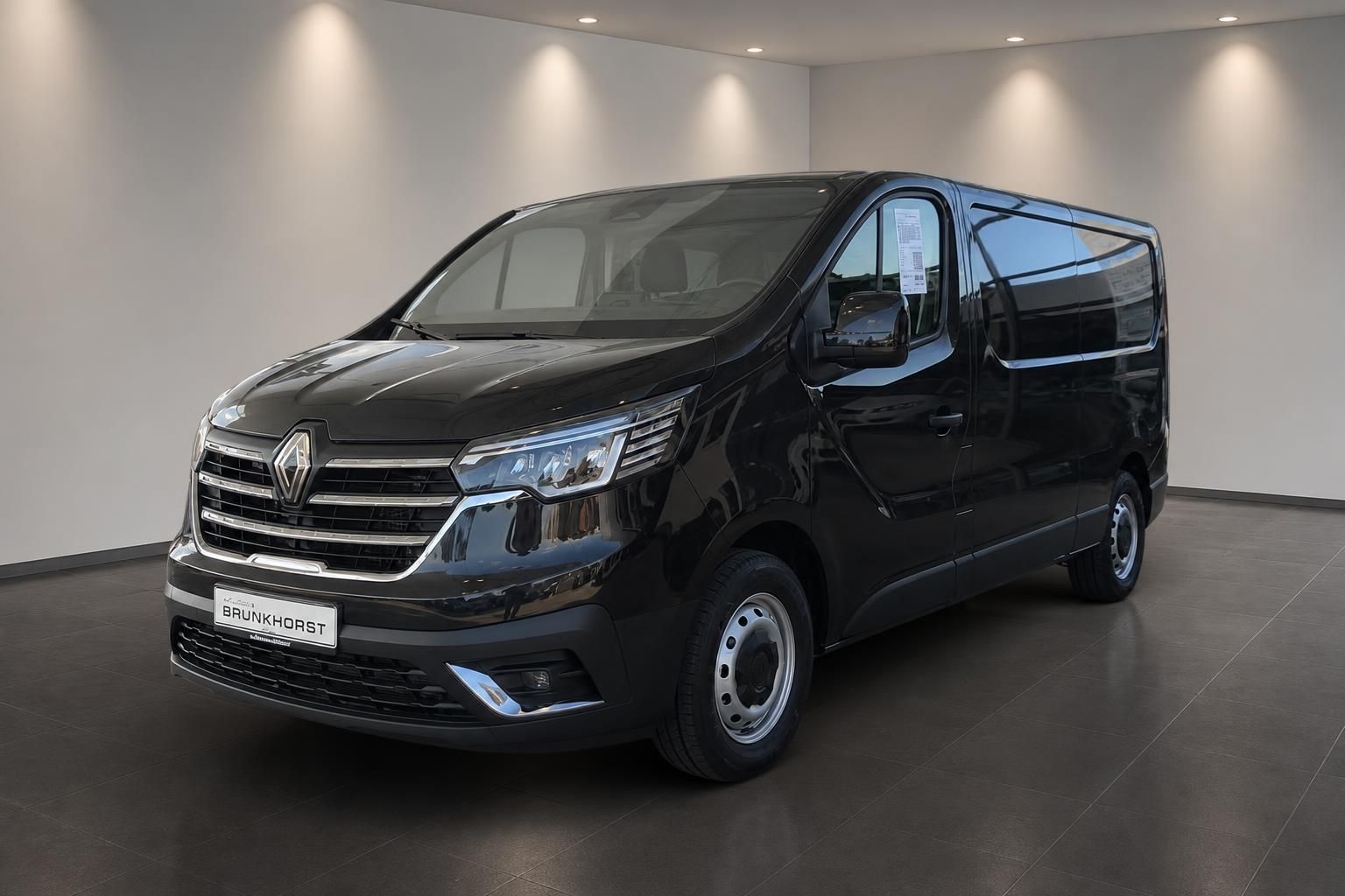 Renault Trafic schwarz Frontansicht schräg links im Autohaus Brunkhorst