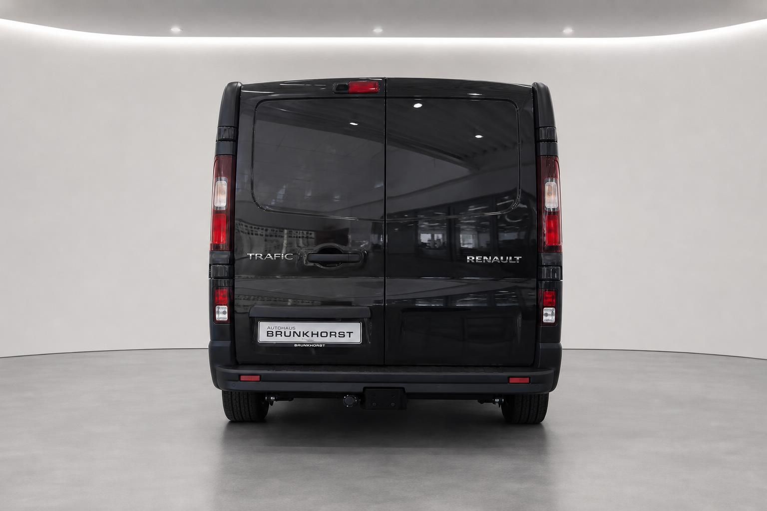 Renault Trafic schwarz Heckansicht mit Anhängerkupplung – Transporter Gesamtansicht