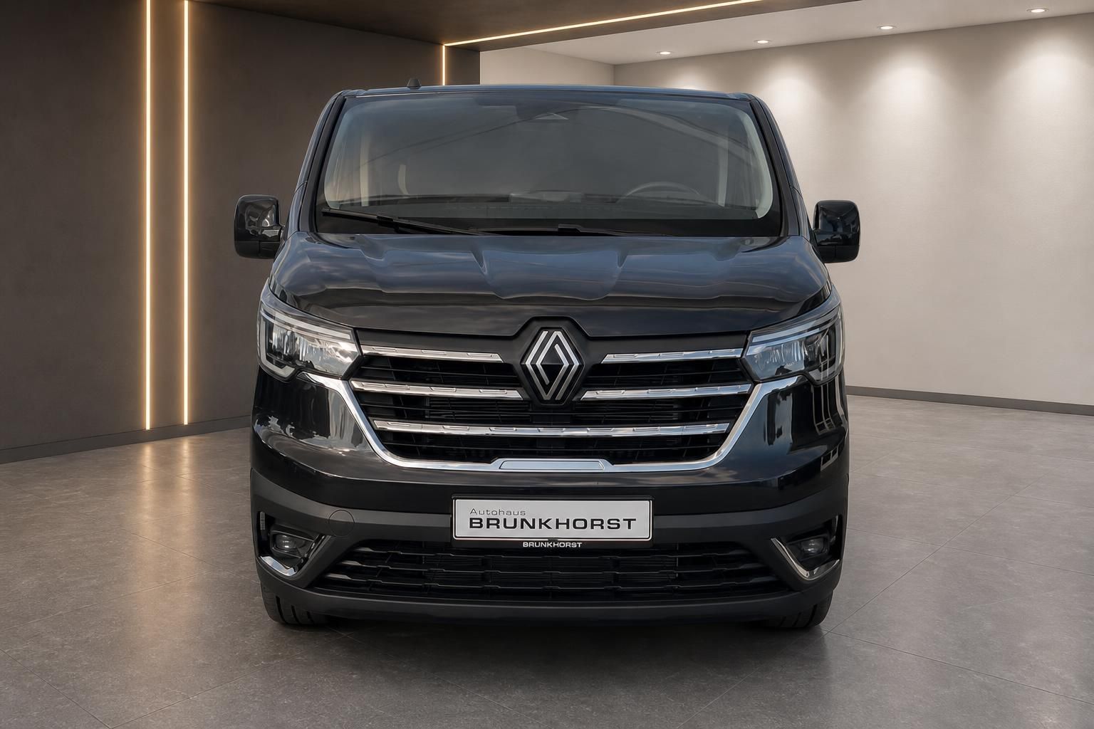 Renault Trafic schwarz Frontansicht im Autohaus Brunkhorst – Transporter Neufahrzeug