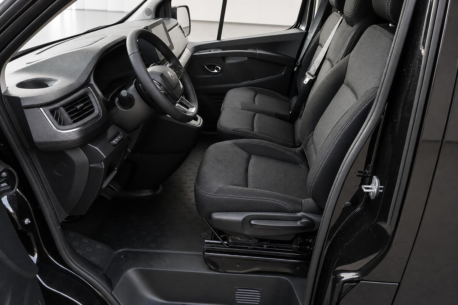 Renault Trafic Innenraum – schwarze Sitze, Lenkrad und Armaturenbrett im Überblick