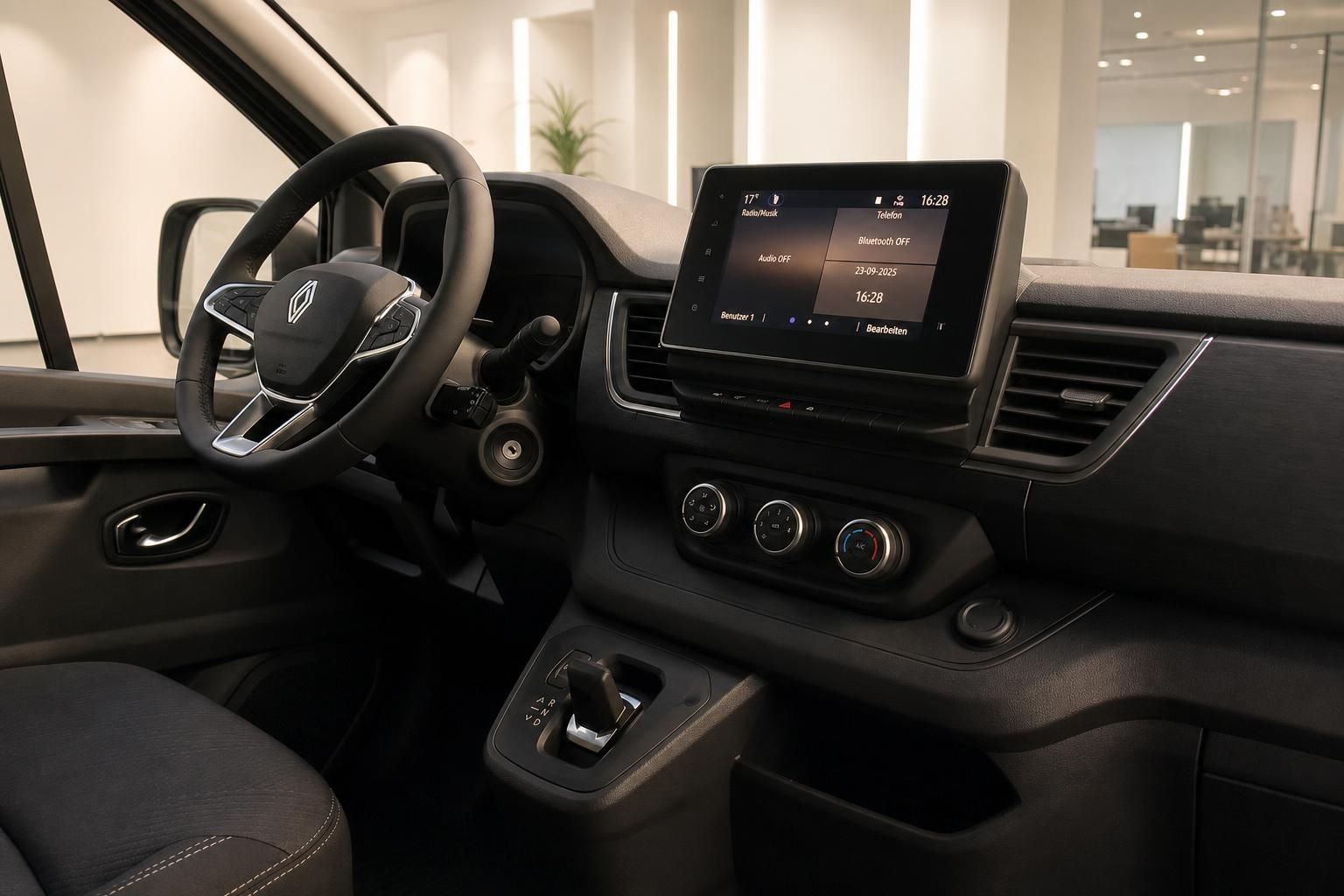 Renault Trafic Cockpit mit Touchscreen-Infotainment, Lenkrad und Schaltung