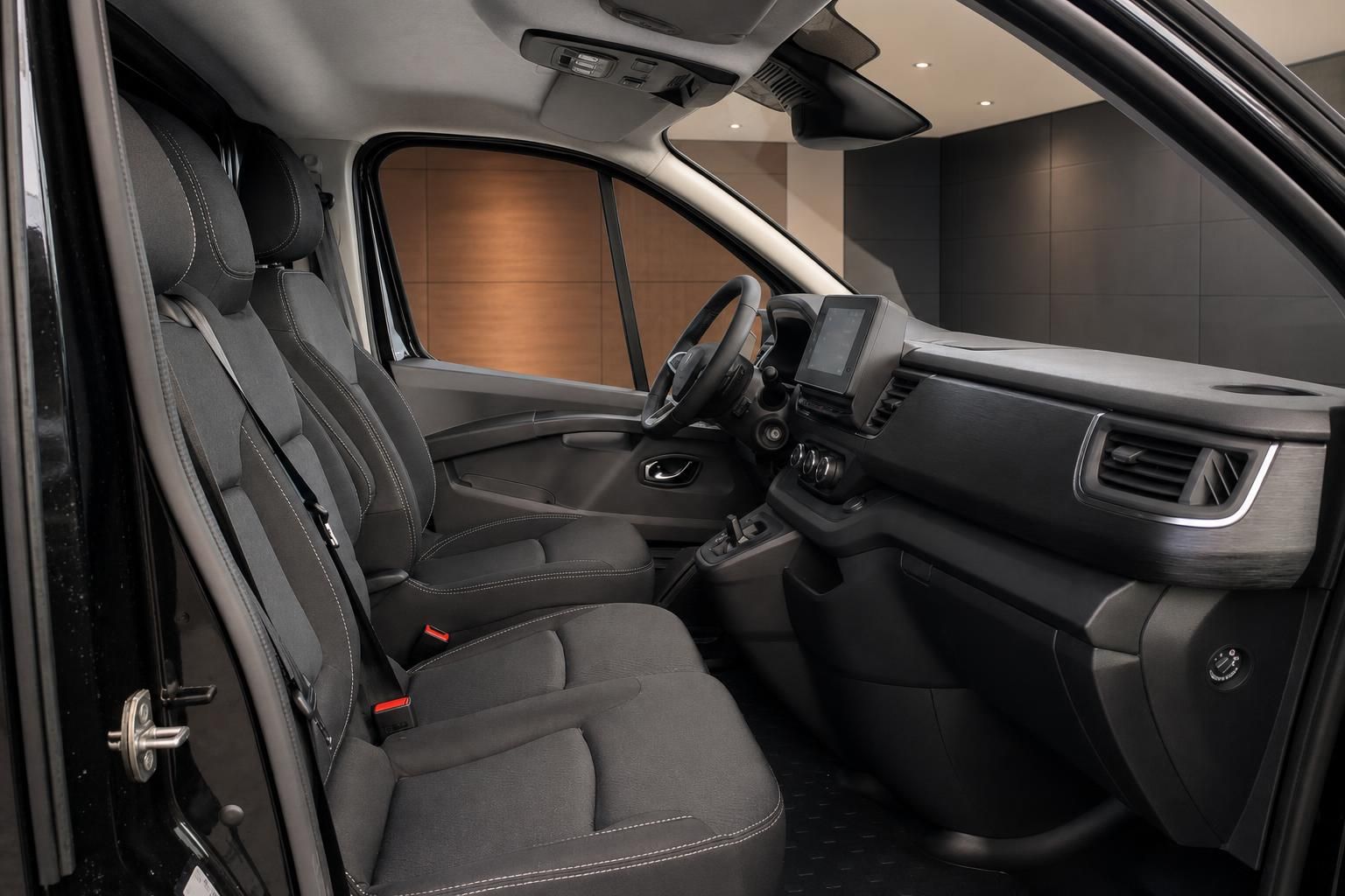 Renault Trafic Innenraum Fahrerseite mit Sitzen, Lenkrad und Infotainment-Display