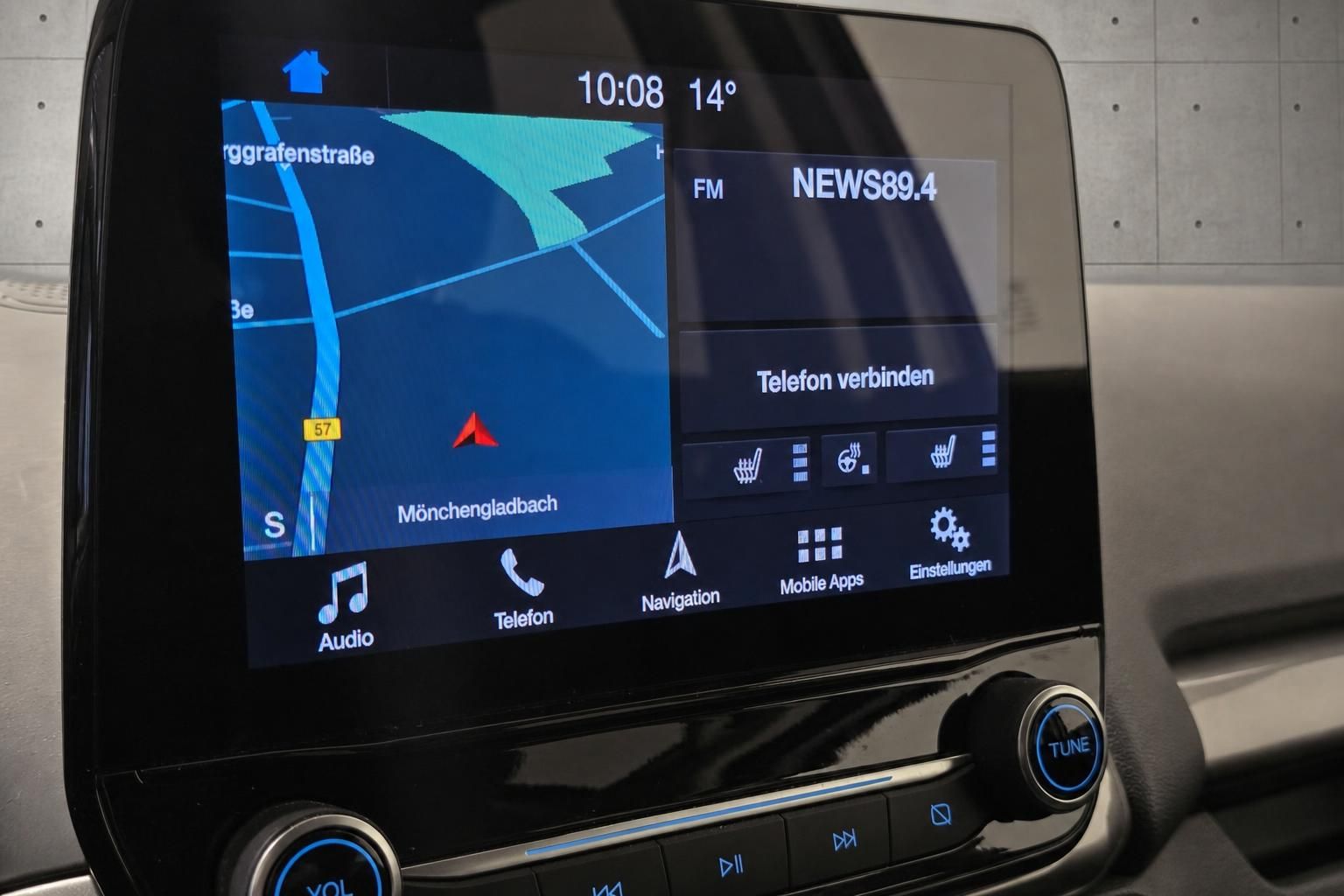 Ford EcoSport Infotainment-Display mit Navigation und Radio im Detail