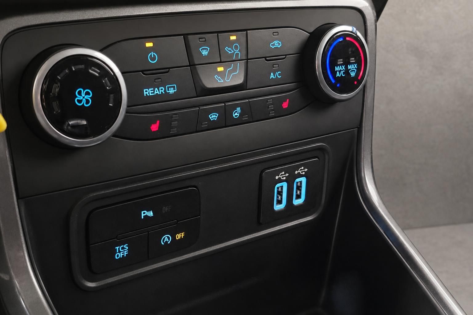 Klimabedienung und USB-Anschluesse in der Mittelkonsole eines Ford EcoSport