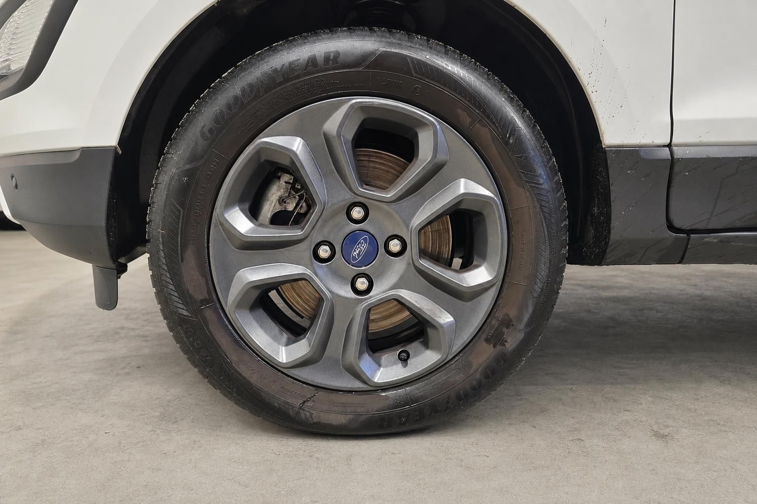 Nahaufnahme Leichtmetallfelge mit Goodyear Reifen am Ford EcoSport